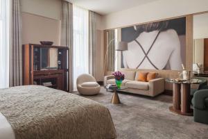 Una cama o camas en una habitación de Anantara Palais Hansen Vienna - newly renovated