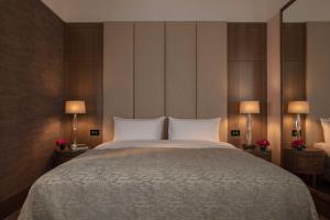 Una cama o camas en una habitación de Anantara Palais Hansen Vienna - newly renovated