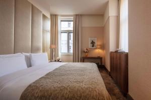 Una cama o camas en una habitación de Anantara Palais Hansen Vienna - newly renovated