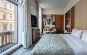 Una cama o camas en una habitación de Anantara Palais Hansen Vienna - newly renovated