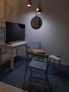 Traditional Maltese Townhouse في سليمة: مكتب عليه كرسي وشاشة كمبيوتر