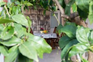 una mesa y sillas en un patio con plantas en Apartments Gravosa- FREE PARKING, en Dubrovnik