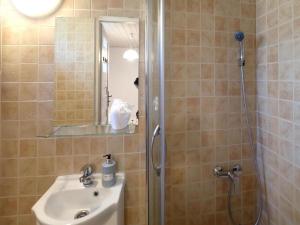 ein Badezimmer mit Dusche und Waschbecken in der Unterkunft Bungalow in Kolczewo at a lake in Kołczewo