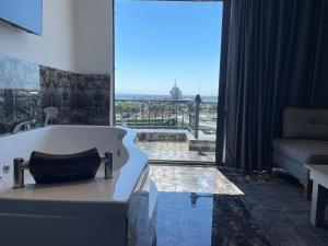 une baignoire dans une pièce avec une grande fenêtre dans l'établissement CK Boutique Hotel, à Istanbul 27 autres photos