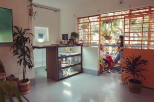 Kuchyň nebo kuchyňský kout v ubytování Laureles Garden Hostel