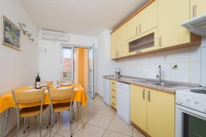 ボルにあるApartments Nadaのキッチン(テーブル、椅子、シンク付) +33枚の写真