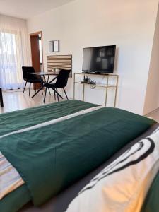 Μια τηλεόραση ή/και κέντρο ψυχαγωγίας στο La Inside Apartment