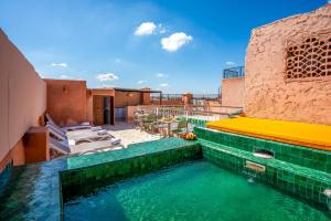 La alberca dentro o cerca de Riad Ilyan & Spa