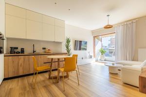 Kuchyň nebo kuchyňský kout v ubytování Mandarin One Bedroom Apartment Varkiza