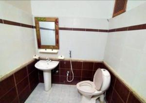Een badkamer bij Karachi Motel Guest House