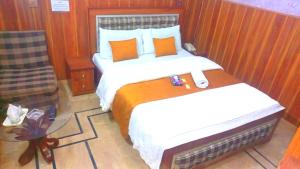 Een bed of bedden in een kamer bij Karachi Motel Guest House