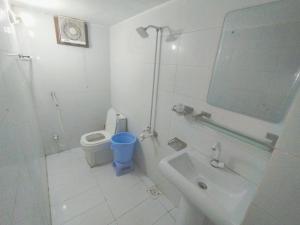 Een badkamer bij Karachi Motel Guest House