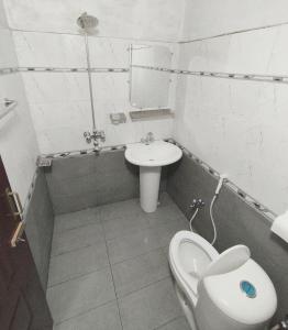 Een badkamer bij Karachi Motel Guest House