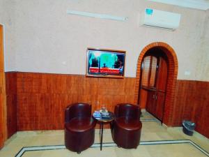 Een TV en/of entertainmentcenter bij Karachi Motel Guest House

