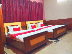 Een bed of bedden in een kamer bij Karachi Motel Guest House