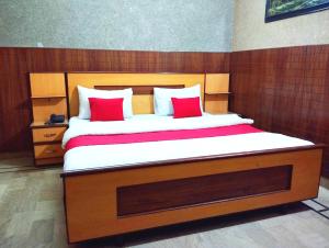 Een bed of bedden in een kamer bij Karachi Motel Guest House