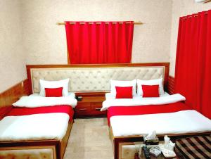 Een bed of bedden in een kamer bij Karachi Motel Guest House
