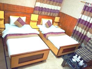 Een bed of bedden in een kamer bij Karachi Motel Guest House