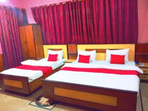 Een bed of bedden in een kamer bij Karachi Motel Guest House