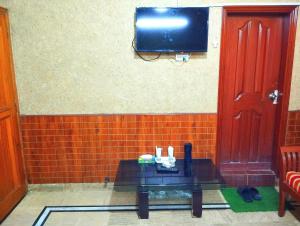 Een TV en/of entertainmentcenter bij Karachi Motel Guest House
