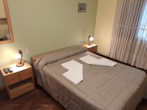 a bedroom with a bed with two night stands and two lamps at Encanto en el centro salteño in Salta