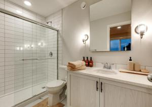 YYCにあるNeutral Living 6Beds 4Bedrooms and Bonus Room Free Parkingのトイレ、シャワー、洗面台を備えたバスルーム +64枚の写真