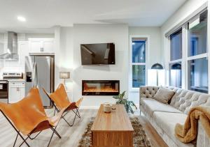 YYCにあるNeutral Living 6Beds 4Bedrooms and Bonus Room Free Parkingのソファと暖炉のあるリビングルーム