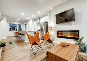 YYCにあるNeutral Living 6Beds 4Bedrooms and Bonus Room Free Parkingのテーブルと暖炉のあるリビングルーム