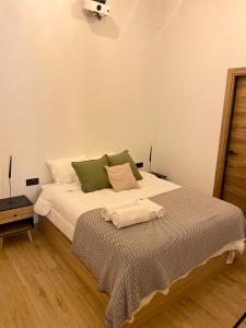 a bedroom with a bed with two towels on it at Acogedor bajo en Valencia in Valencia