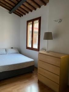 Ένα ή περισσότερα κρεβάτια σε δωμάτιο στο A due passi da Piazza