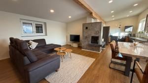 TV a/nebo společenská místnost v ubytování Ferienwohnung Weitblick Wangen im Allgäu - Zwei Schlafzimmer - Terrasse - Kamin + 41 fotografií