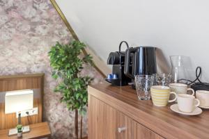 Příslušenství pro přípravu čaje a kávy v ubytování K22 Smart Rooms