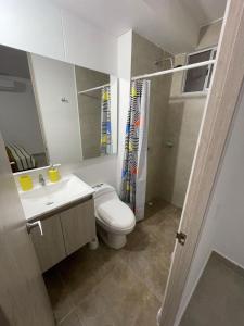 une salle de bain avec toilettes, lavabo et douche dans l'établissement Apartamento Cartagena Serena del Mar - Capriella, à Manzanillo del Mar