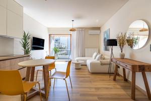 TV a/nebo společenská místnost v ubytování Mandarin One Bedroom Apartment Varkiza