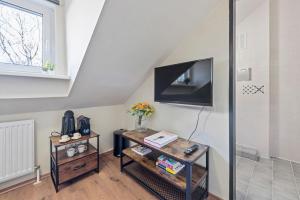 TV a/nebo společenská místnost v ubytování K22 Smart Rooms