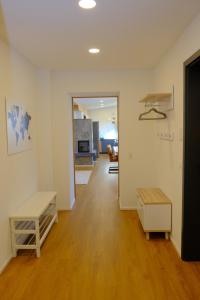 TV a/nebo společenská místnost v ubytování Ferienwohnung Weitblick Wangen im Allgäu - Zwei Schlafzimmer - Terrasse - Kamin