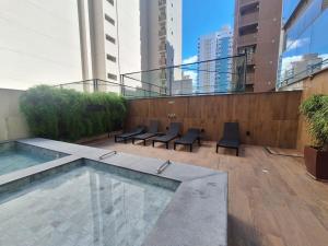 a balcony with a swimming pool on a building at Apartamento luxo, pertinho do Mar e lazer maravilhoso in Vila Velha