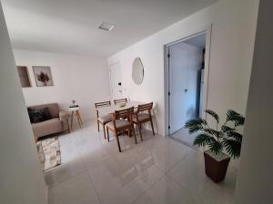 a living room with a table and a couch at Apartamento luxo, pertinho do Mar e lazer maravilhoso in Vila Velha