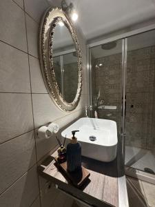 ein Badezimmer mit Waschbecken und Spiegel in der Unterkunft Murantiche in Putignano