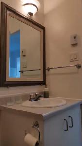 un baño con lavabo y espejo en Cozy Suite #3 in the Heart of DT Quebec with QB, en Quebec