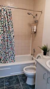 Un baño con inodoro y cortina de ducha en Cozy Suite #3 in the Heart of DT Quebec with QB, en Quebec