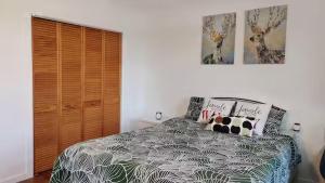 Un dormitorio con una cama y un armario de madera. en Cozy Suite #3 in the Heart of DT Quebec with QB, en Quebec 2 fotos más