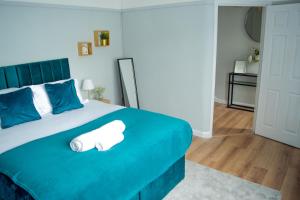 Giường trong phòng chung tại Stylish 4-Bedroom Getaway Free Parking