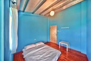 恆春的住宿－藍洞潛水Blue Hole Dive Center，蓝色的房间,里面设有床和凳子