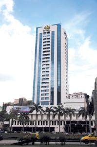 un edificio alto con palmeras delante en Hotel Armada Petaling Jaya en Petaling Jaya
