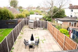 Vườn quanh Stylish 4-Bedroom Getaway Free Parking