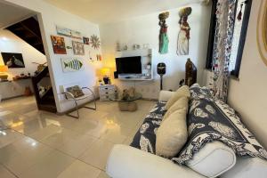 TV/trung tâm giải trí tại Casa Piatã com piscinas em condomínio grande