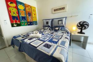 Giường trong phòng chung tại Casa Piatã com piscinas em condomínio grande +41 ảnh