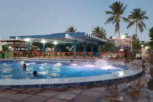 Hồ bơi trong/gần Casa Piatã com piscinas em condomínio grande