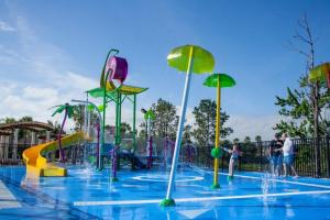 a water park with a water slide and fountains at Getaway Cove Villa in Orlando +72 photos